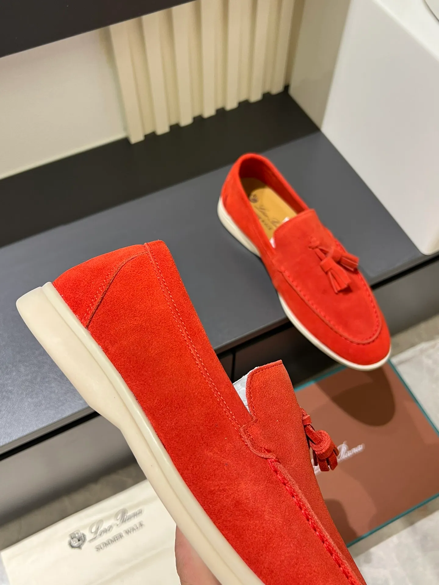 Men's shoes 💰p360 "Loro men's shoes 💰pian'*" Classic L men's shoes for couples 💰p Top version British flat loafers, a must-have item in old money style, the minimalist design is eye-catching and durable, a plus point for dressing The soft foot feel and texture are outstanding. They don’t scratch your feet and are very nice. They are matched with soft and waxy soles. They can be worn daily for a long time without getting tired. They are easy to wear, versatile and classic items, with perfect foot feel and texture! Imported cashmere fabric, the lining is made of imported A-grade water-dyed cow lining, the top version of the genuine leather midsole is sewn with pure handmade mark thread! Size: Female 35-40 (34. Customized) Male 38-44 (45.46. Customized)